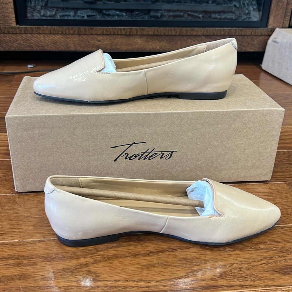 Women Trotters Shoes; Size 5